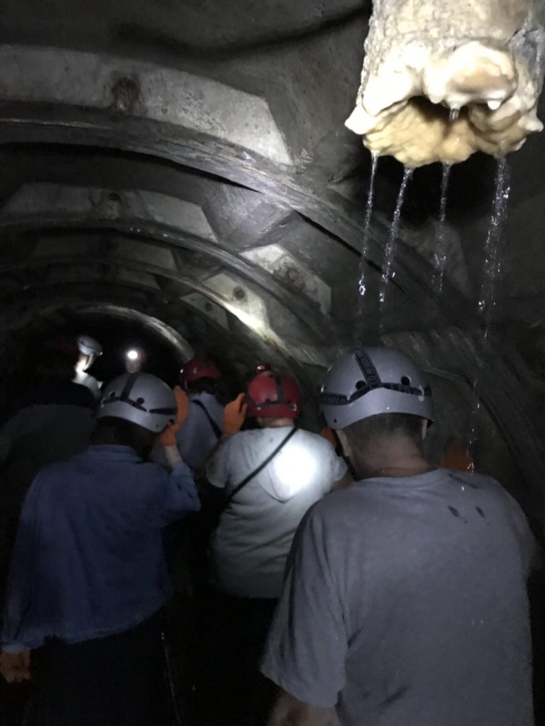 туристический маршрут по подземному тоннелю в Черновцах