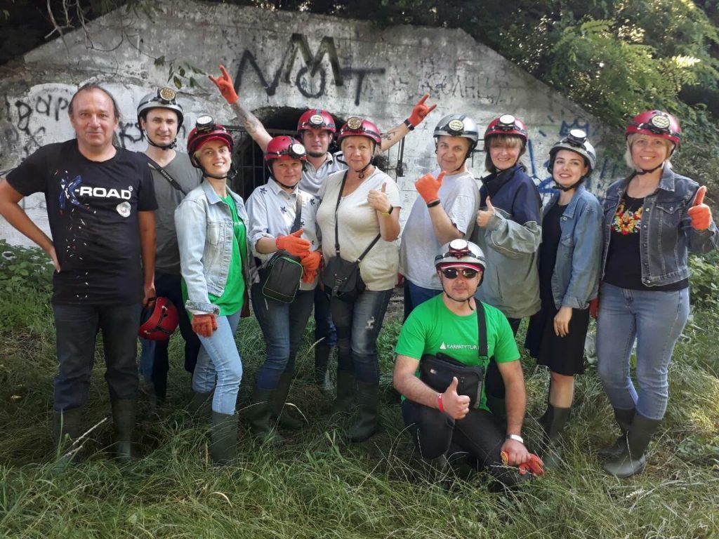 группа туристов перед подземным тоннелем в Черновцах