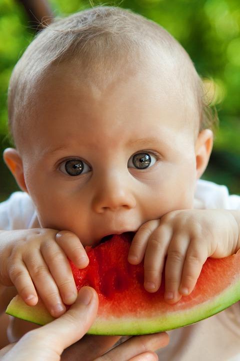 ребенок ест арбуз