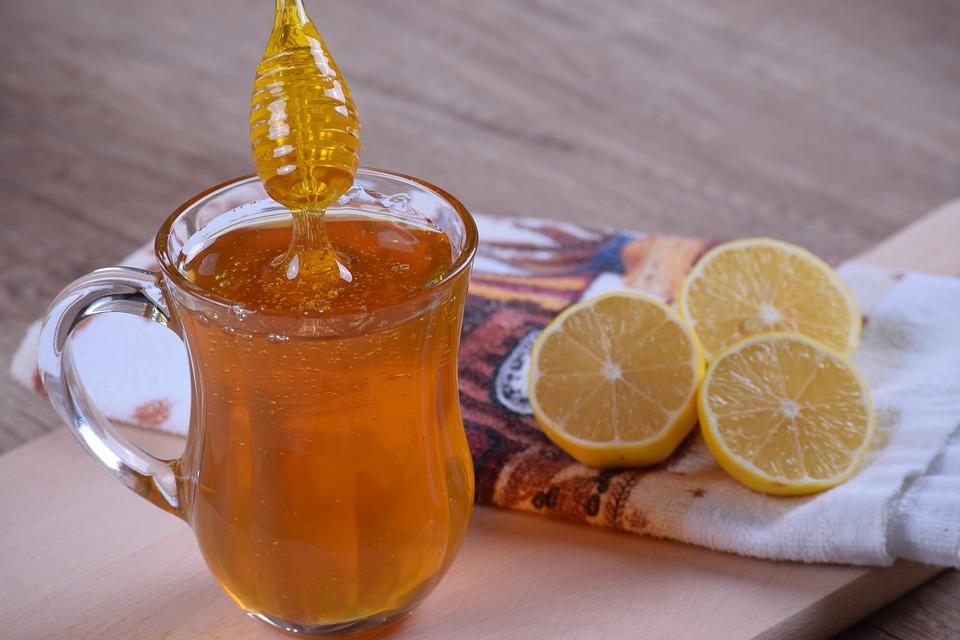 мед в стакане и лимоны