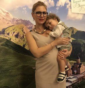 телеведущая Ева Бажен с сыном Лукой
