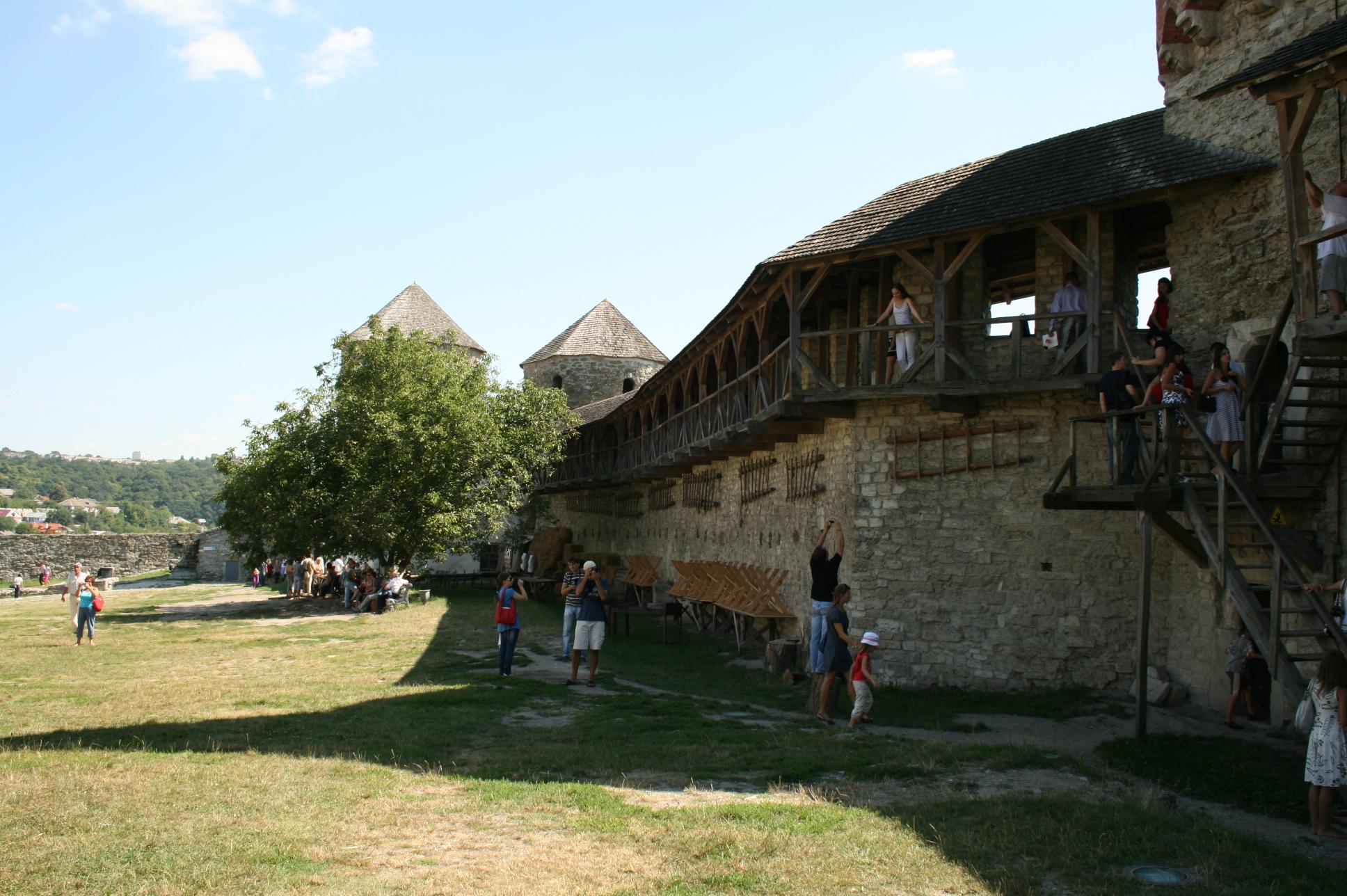 посетители гуляют в крепости Каменца-Подольского