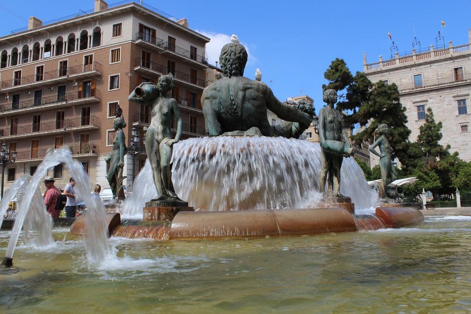 роскошный фонтан в Валенсии