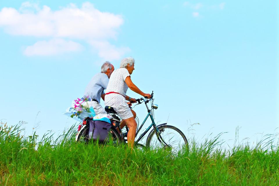 пожилая пара на велосипедах