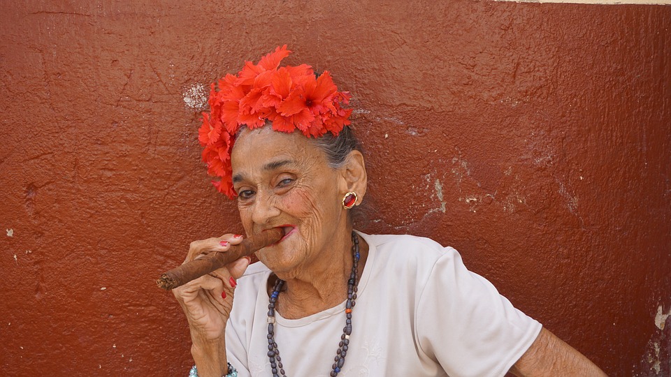 пожилая женщина с кубинской сигарой