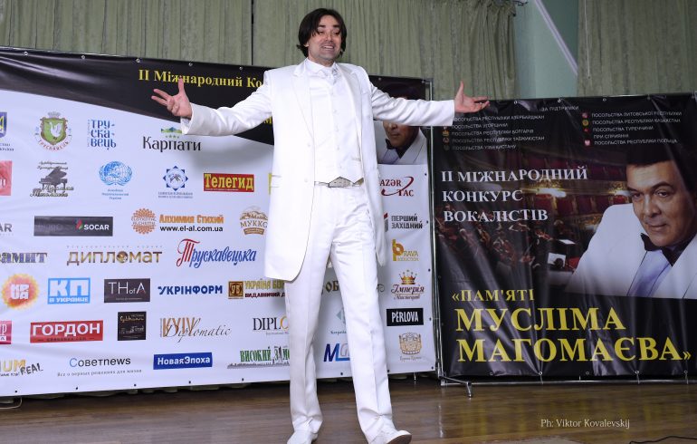 Максим Лозовой выступает на конкурсе вокалистов «Памяти Муслима Магомаева»