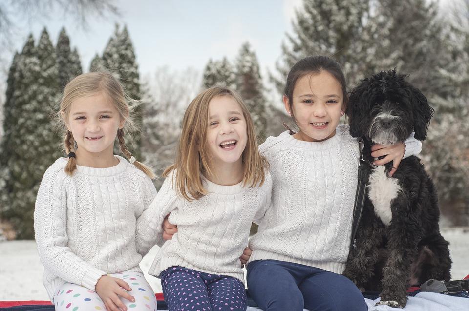 дети с собакой зимой