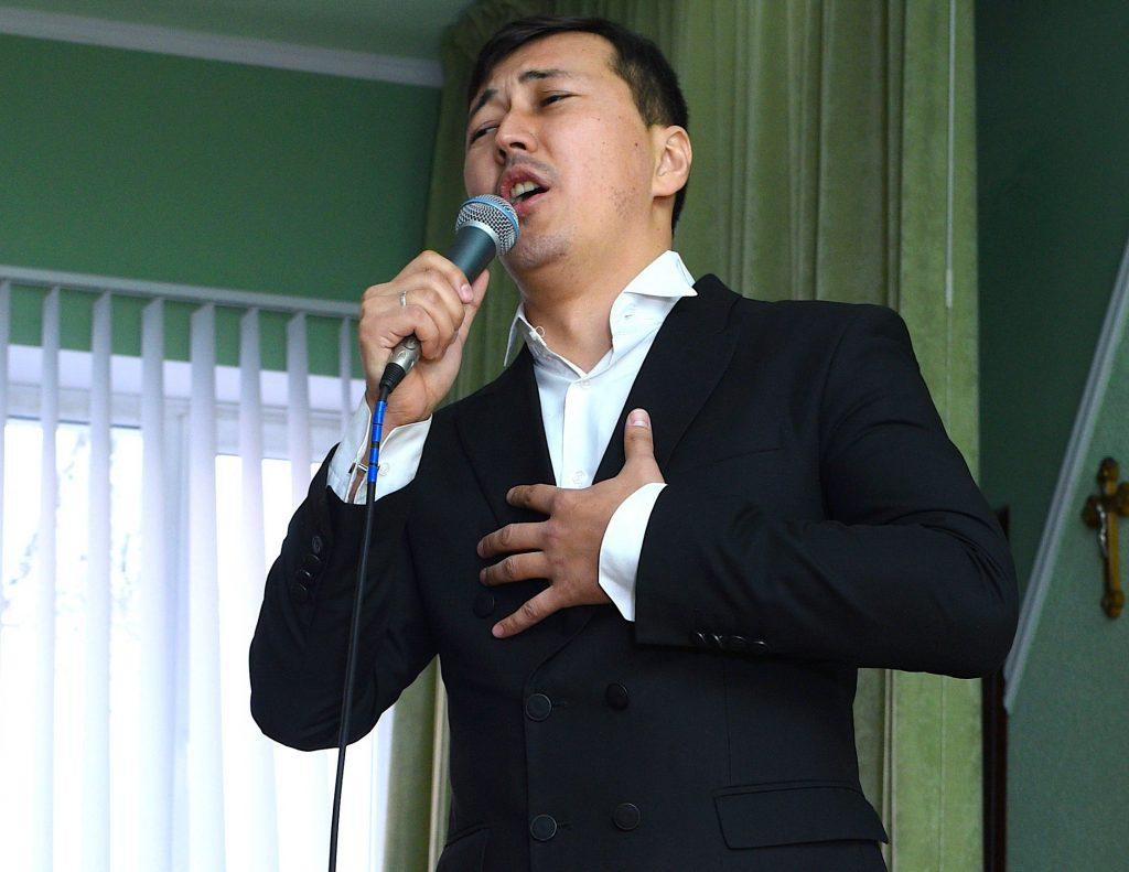 Айбар Хайранов исполняет песню на конкурсе памяти Магомаева