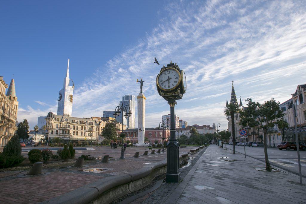 часы на площади Европы в Батуми 