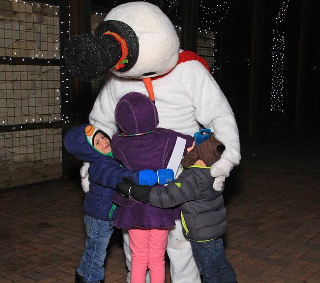 дети обнимают снеговика