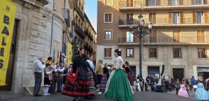танец с кастаньетами на Plaza de la Reigna в Валенсииплощади