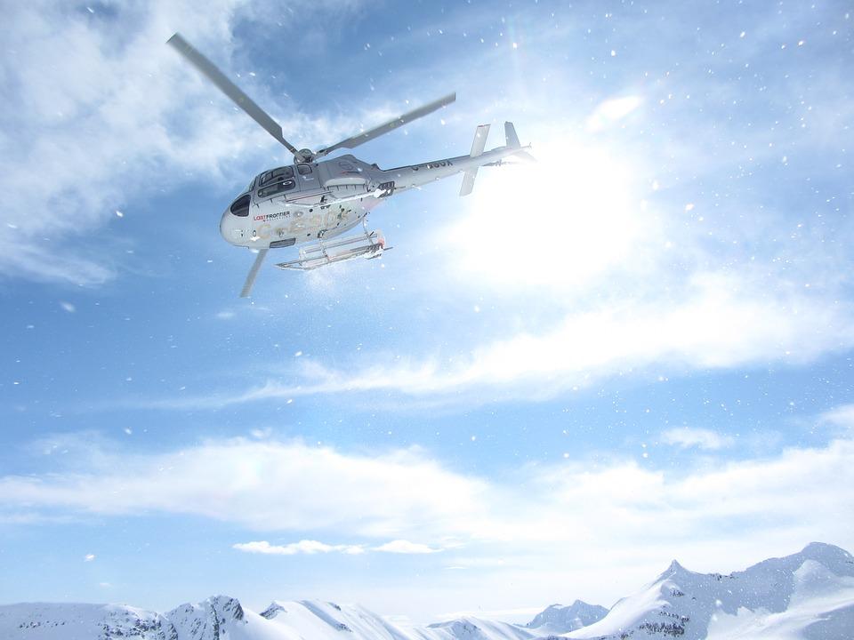 вертолет в горах 