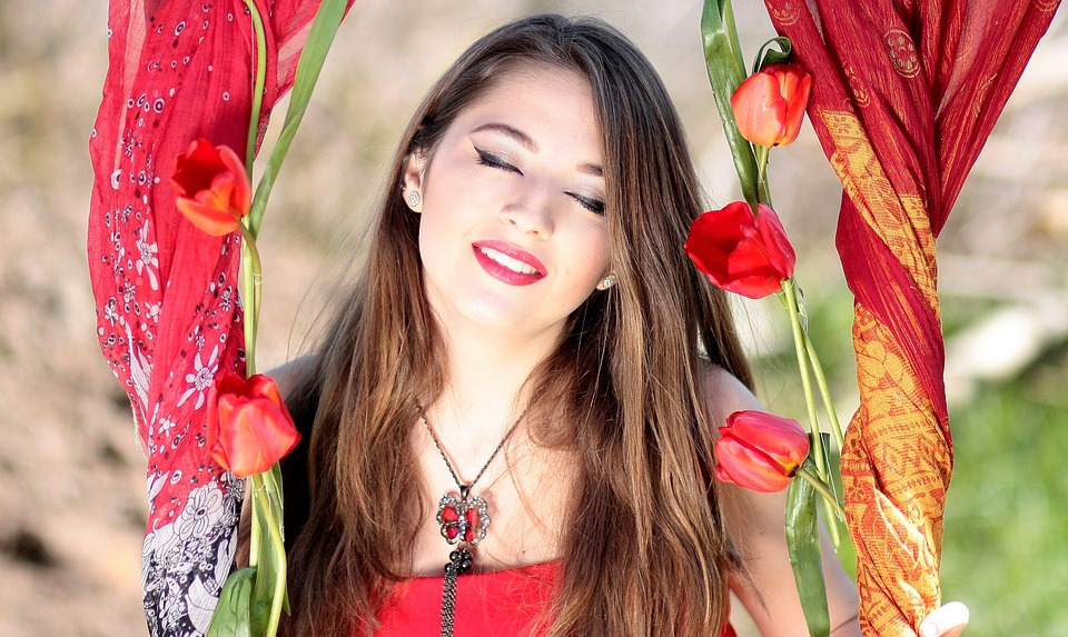 красивая девушка с цветами тюльпанами