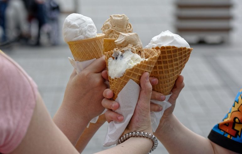 мороженое рожок в руках у людей