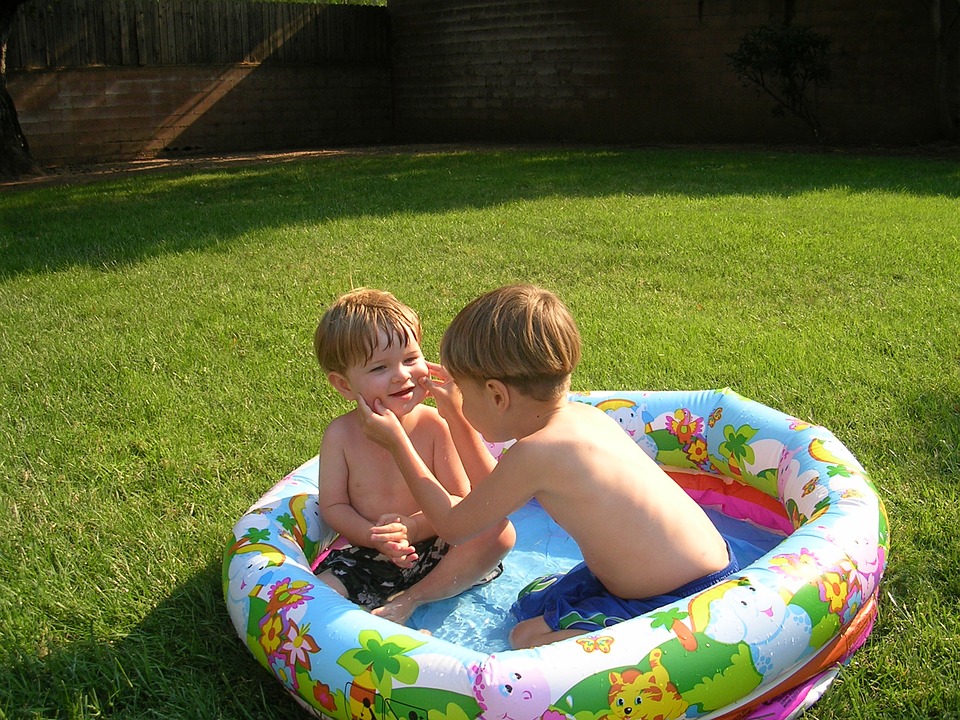 дети на даче в надувном бассейне