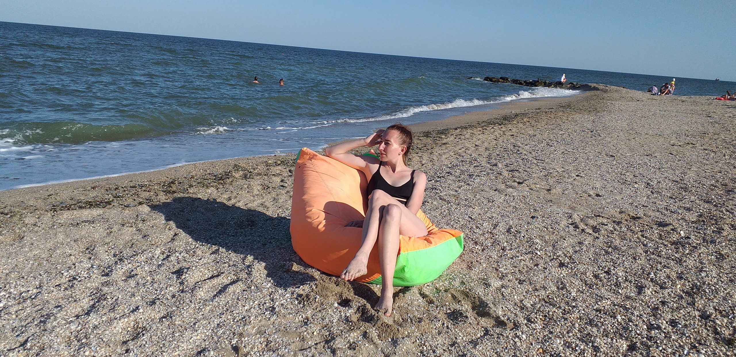 девушка в кресле на пляже Азовского моря