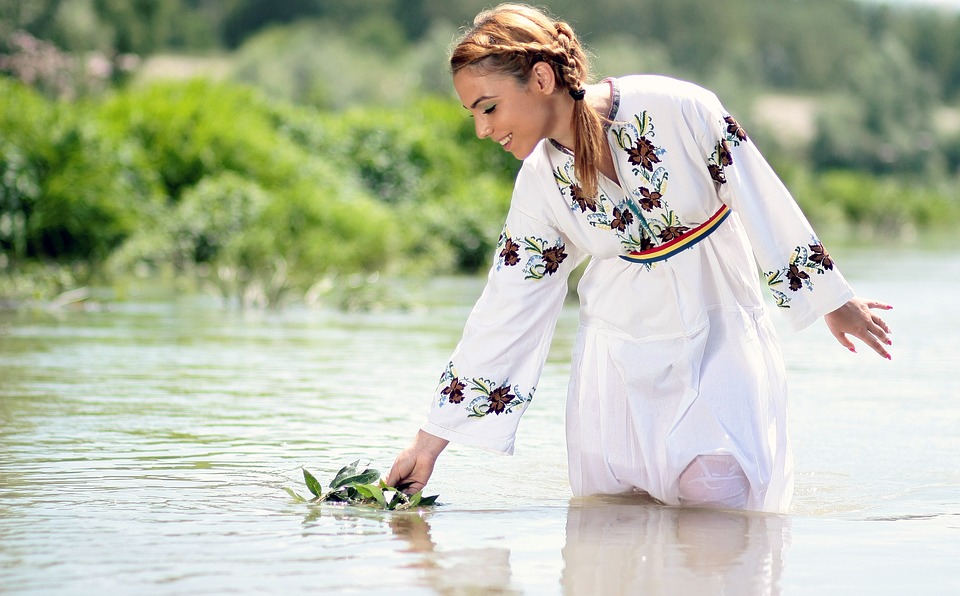 девушка в воде на праздник Ивана Купала