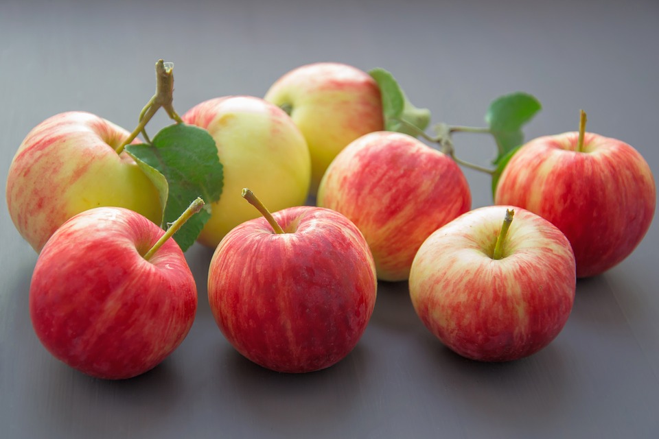 свежие яблоки на столе