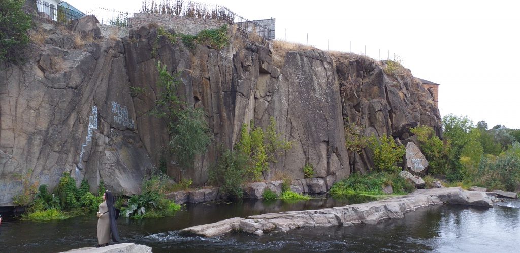 скалы на берегу реки Рось