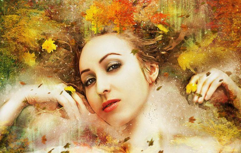 красота женщины осенью с листьями