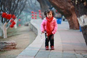 китайский ребенок в красной одежде