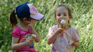 дети лакомятся мороженым