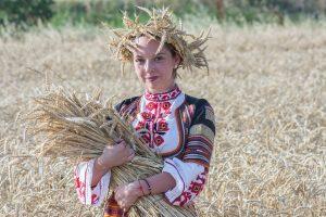 девушка на праздники урожая в поле