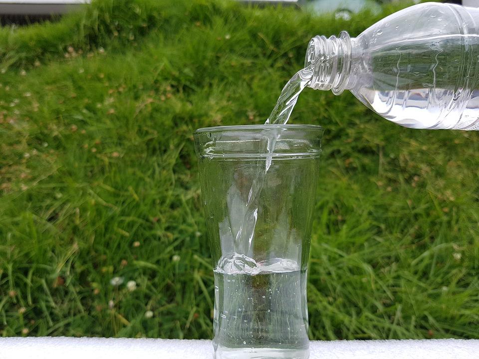 чистая вода в стакане утоляет жажду