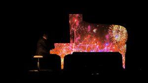 Алексей Ботвинов у рояля на концерте PIANO LIGHT SHOW