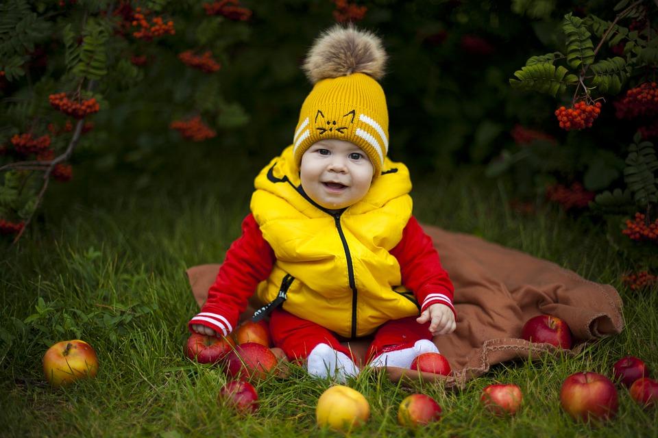 малыш с яблоками осенью