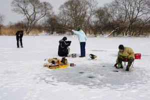 рыбаки на льду зимой