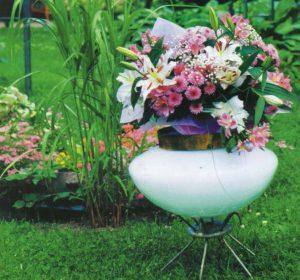 ваза в саду из плафона