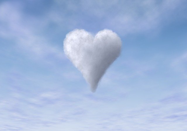 серце в небі з хмар