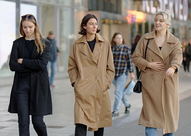 разные демисезонные пальто на женщинах 