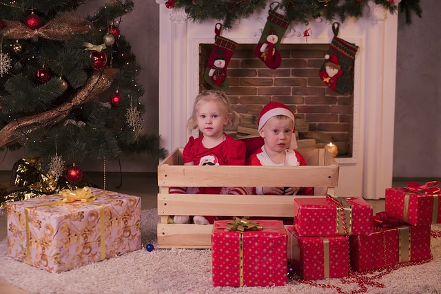 діти та подарунки на різдво